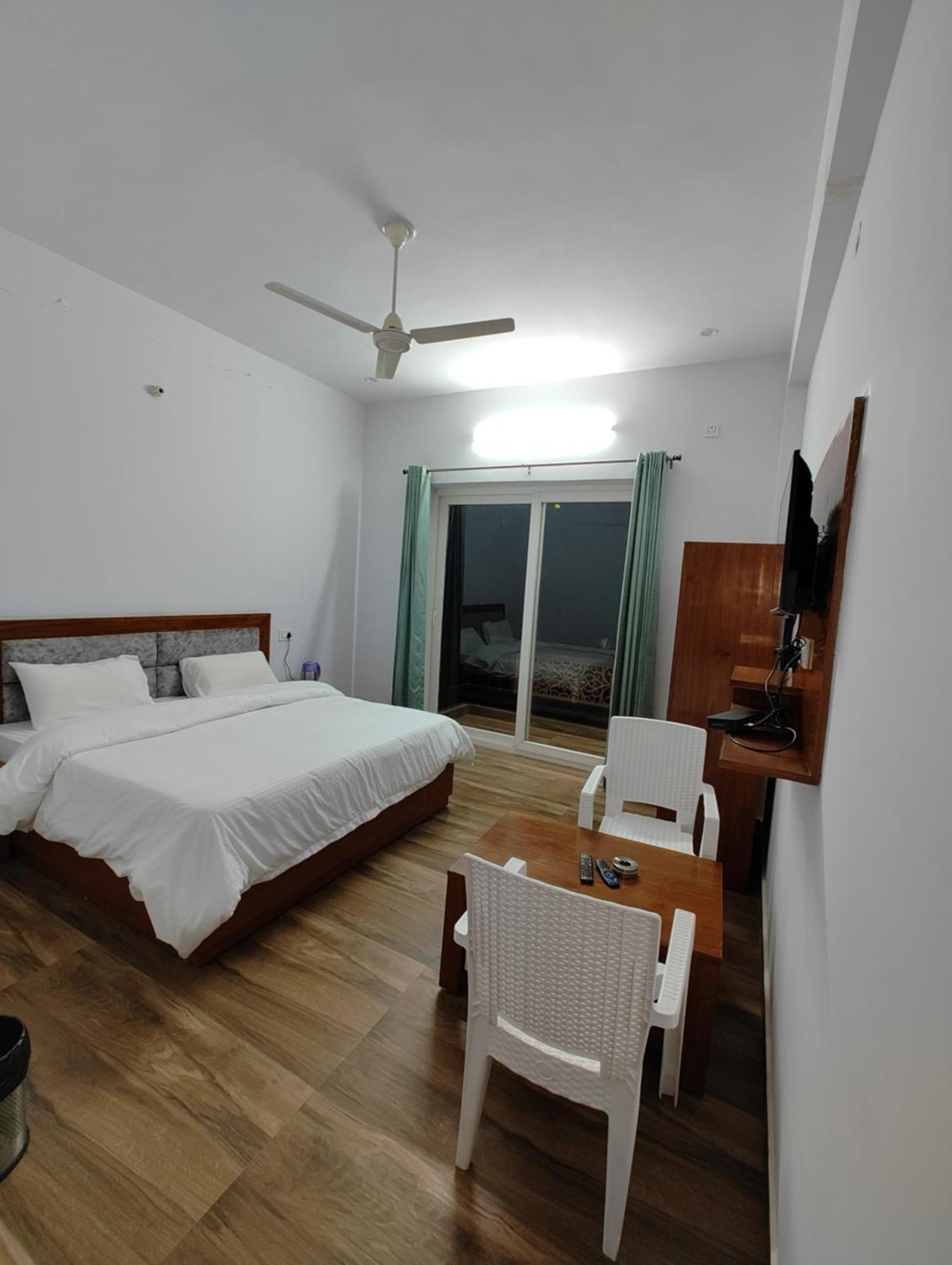 Hotel Anantam Residency Uttarkāshi Camera foto